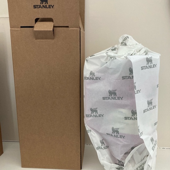 BRAND NEW Stanley 40oz Quencher- Fuchsia - Picture 3 of 3